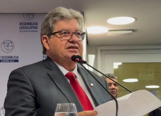 Doutor Fulvio Petrucci diz que João Azevêdo deve receber alta ainda hoje: “está bem, caminhando e se alimentando”