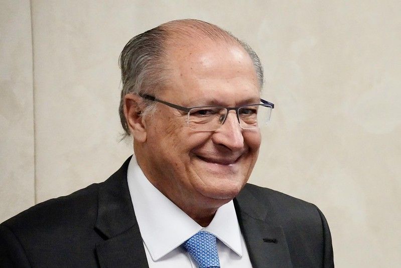  Qual é a especialidade médica de Alckmin? Vice-presidente socorreu passageira em avião 