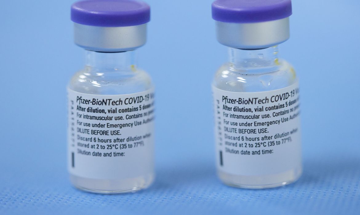 Brasil recebe lote de 4,5 milhões de doses da vacina da Pfizer