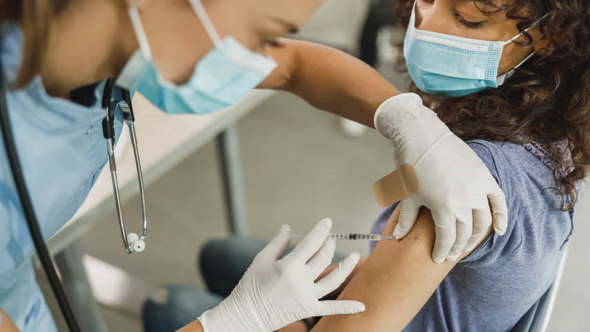 Brasil completa vacinação contra Covid de metade da população