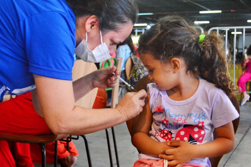 Pais e responsáveis podem levar crianças a partir de seis meses para tomar vacina contra Covid-19