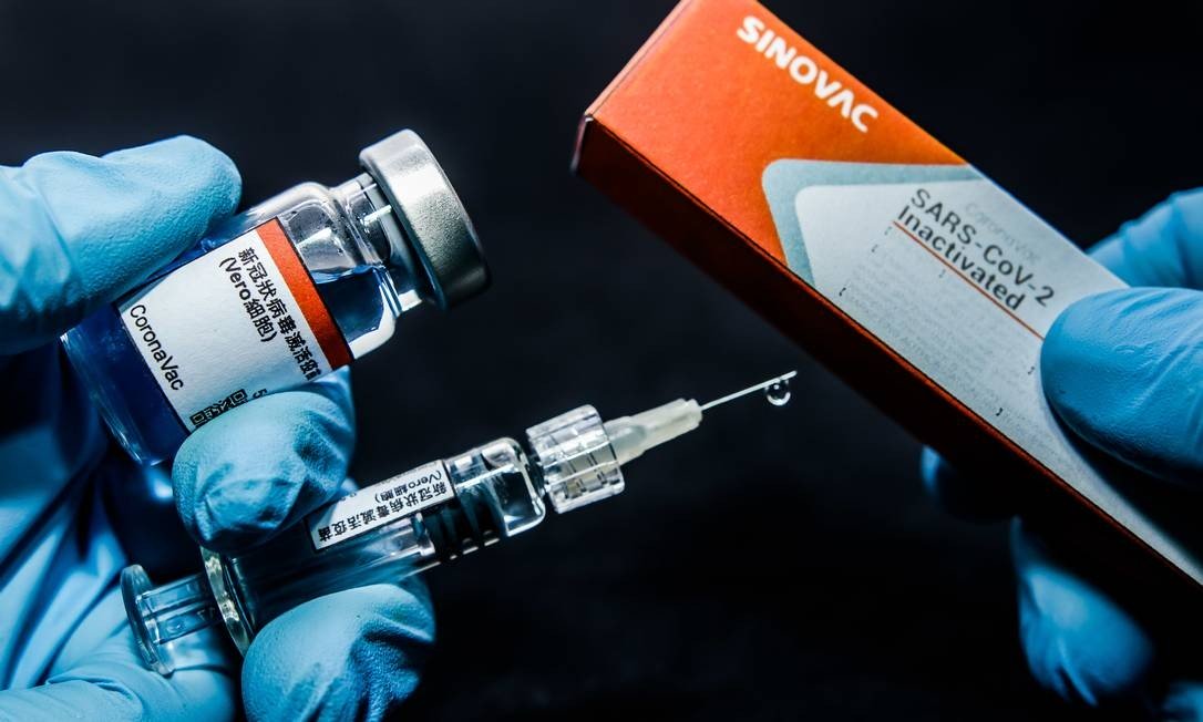 Vacinados com Coronavac podem precisar de 2 reforços contra ômicron, diz estudo