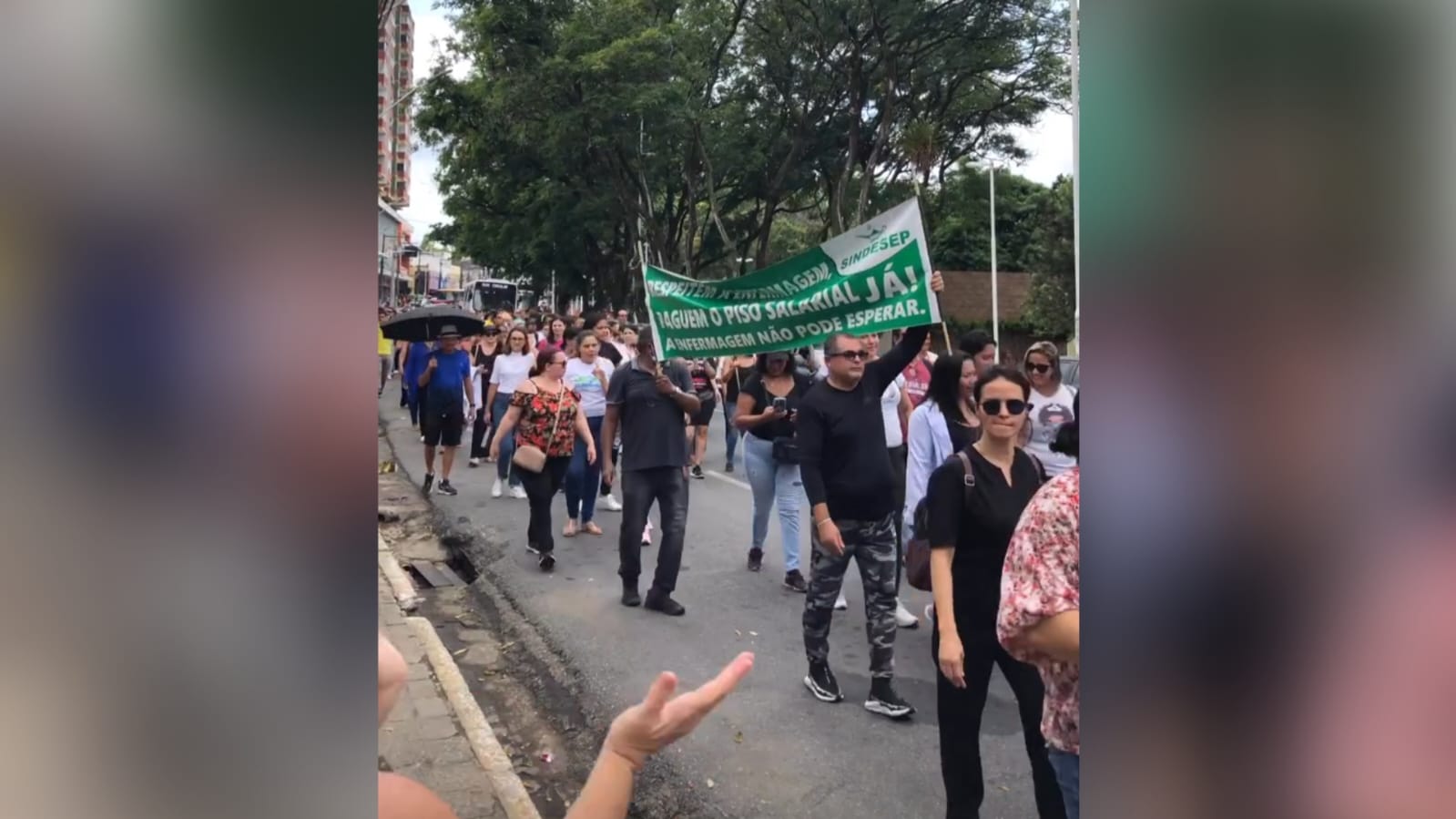Profissionais da enfermagem na Paraíba realizam ato em defesa do piso salarial: "já é lei e tem que ser pago"