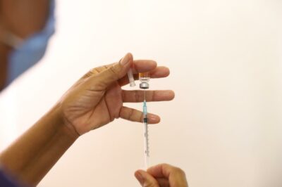 OMS pede que terceira dose de vacina contra Covid-19 seja aplicada só em grupos de risco
