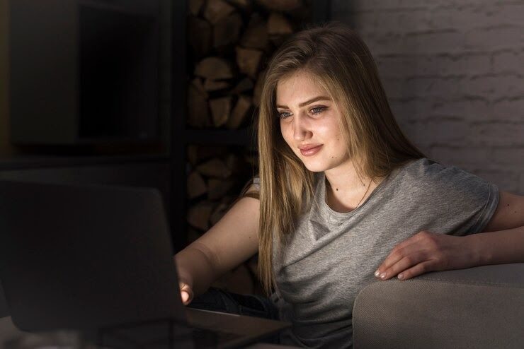 Luz azul emitida pelas telas de smartphones causa manchas na pele e envelhecimento precoce