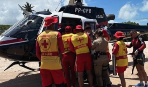 Homem é resgatado de helicóptero, após sofrer AVC na Praia da Penha