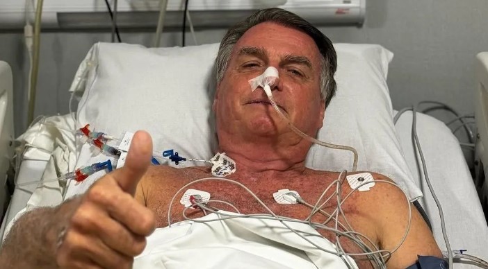 Bolsonaro posta foto da barriga aberta com intestino à mostra