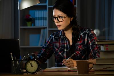 Estudo indica que mulheres que trabalham à noite tem maior risco de câncer