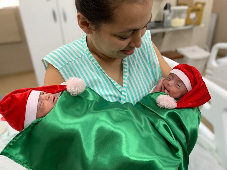 Bebês internados na Maternidade Frei Damião se fantasiam de Papai Noel para fotos, em João Pessoa