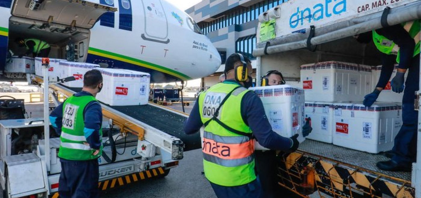 Ministério da Saúde admite que 9,5 milhões de doses de Pfizer e CoronaVac estão paradas no centro de distribuição da pasta