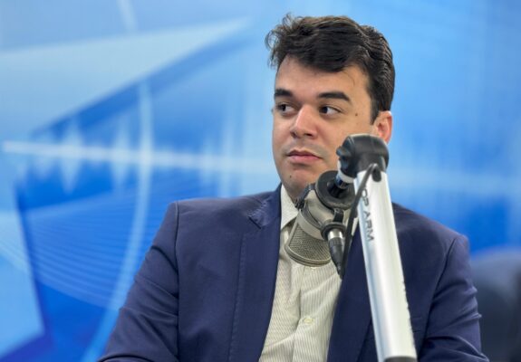 Secretário de Saúde da Paraíba, Ari Reis, passa por cirurgia de emergência no Hospital Edson Ramalho para tratar apendicite aguda