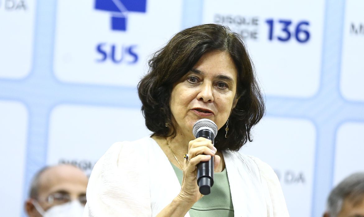 Ministra cita negacionismo ao comentar baixa adesão à vacina da dengue