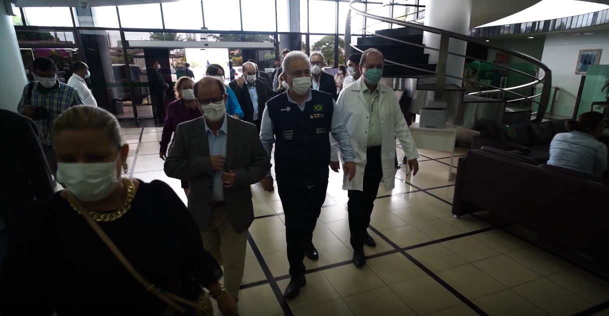 Ministro da Saúde Marcelo Queiroga visita hospital em que foi plantonista na Paraíba