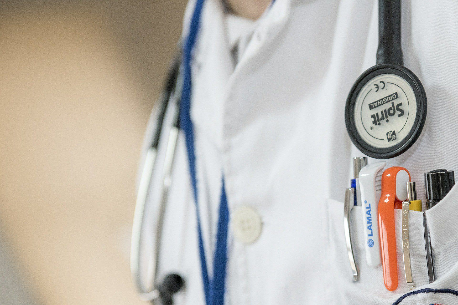 Secretário do CRM defende exame para médicos e critica estrutura de faculdades: “não pode aprender medicina treinando num boneco”