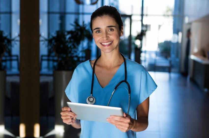  Brasil deve chegar a 635,7 mil médicos em 2025; mulheres são maioria na medicina 