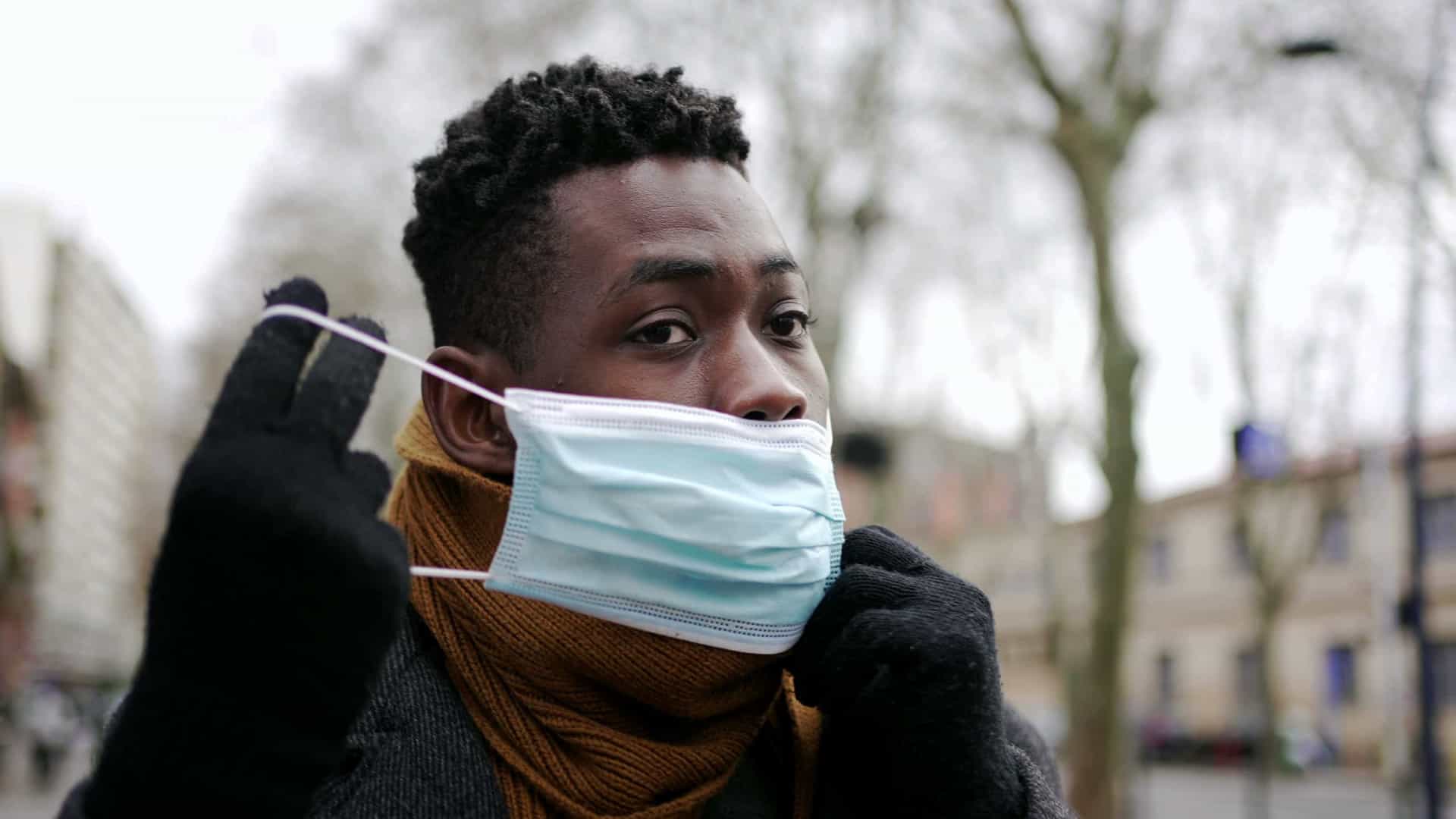 Negros têm mais risco de morrer de Covid mesmo no topo da pirâmide social, diz estudo