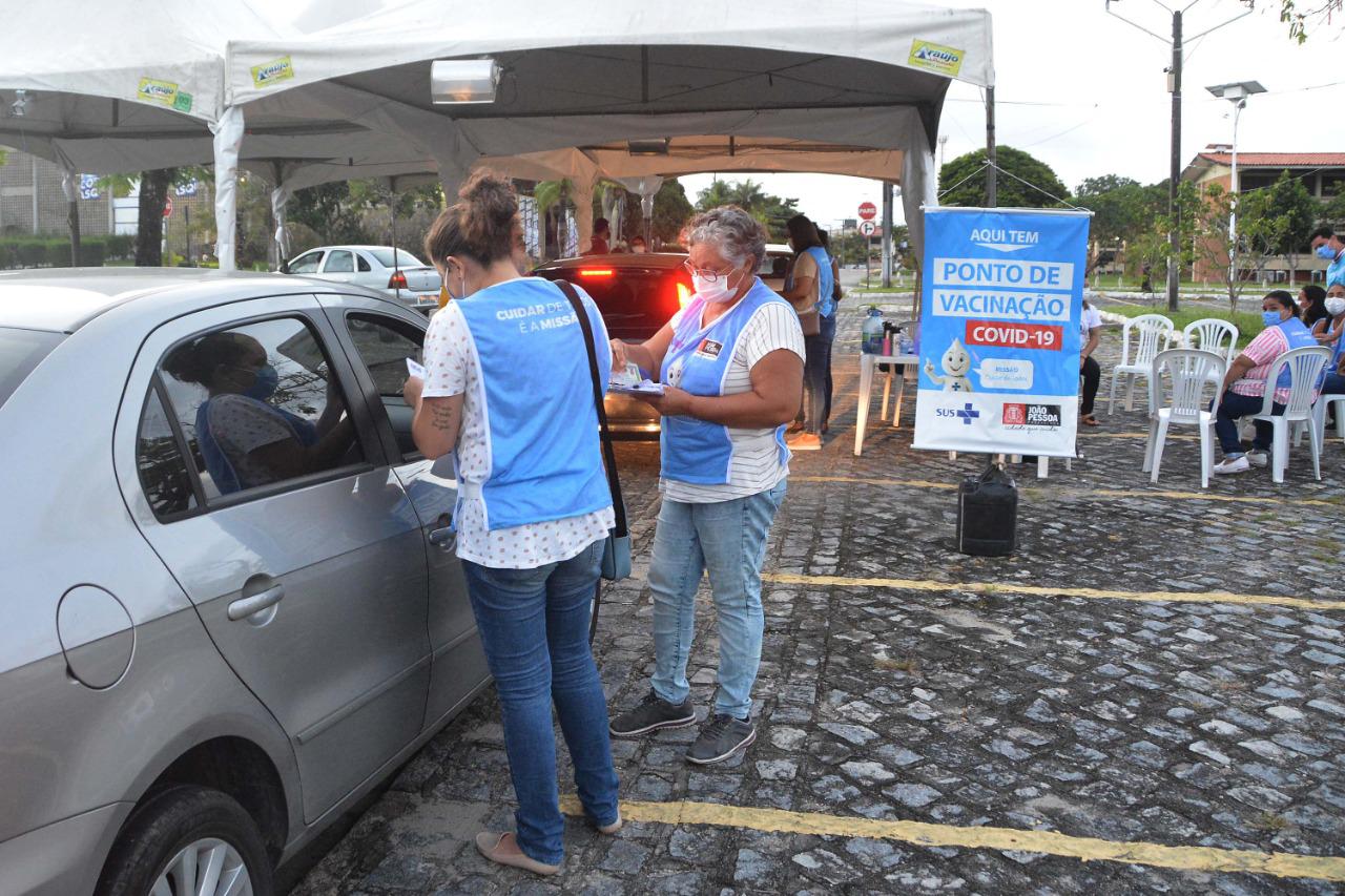 João Pessoa vacina contra Covid-19 público 18+, adolescentes 12+ com comorbidades e aplica 3ª dose em idosos 70+ nesta quinta-feira 