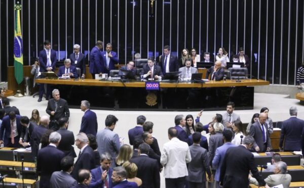 Congresso derruba veto e retoma indenização à pessoas com microcefalia provocada pelo vírus Zika