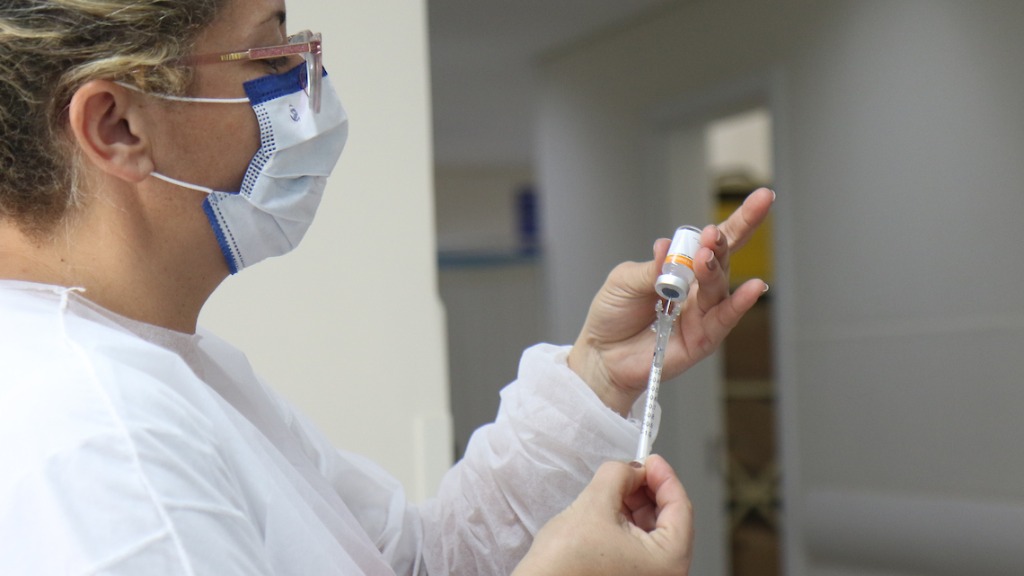 Estudos indicam que é seguro imunizar adolescentes, como fará São Paulo