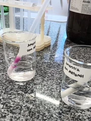 Canudo descartável desenvolvido por pesquisadores da UEPB para detecção de metanol em bebida deve ser vendido por R$2