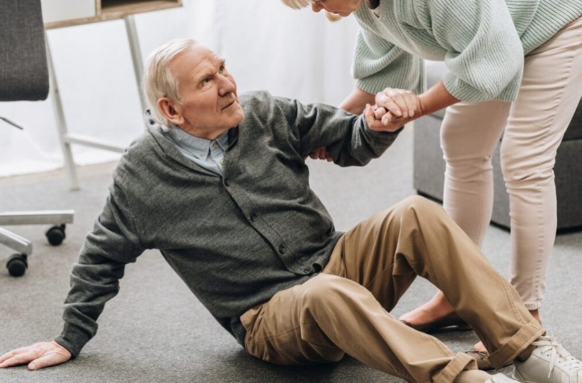  Cirurgia de catarata reduz quedas e fraturas em idosos, revela estudo 