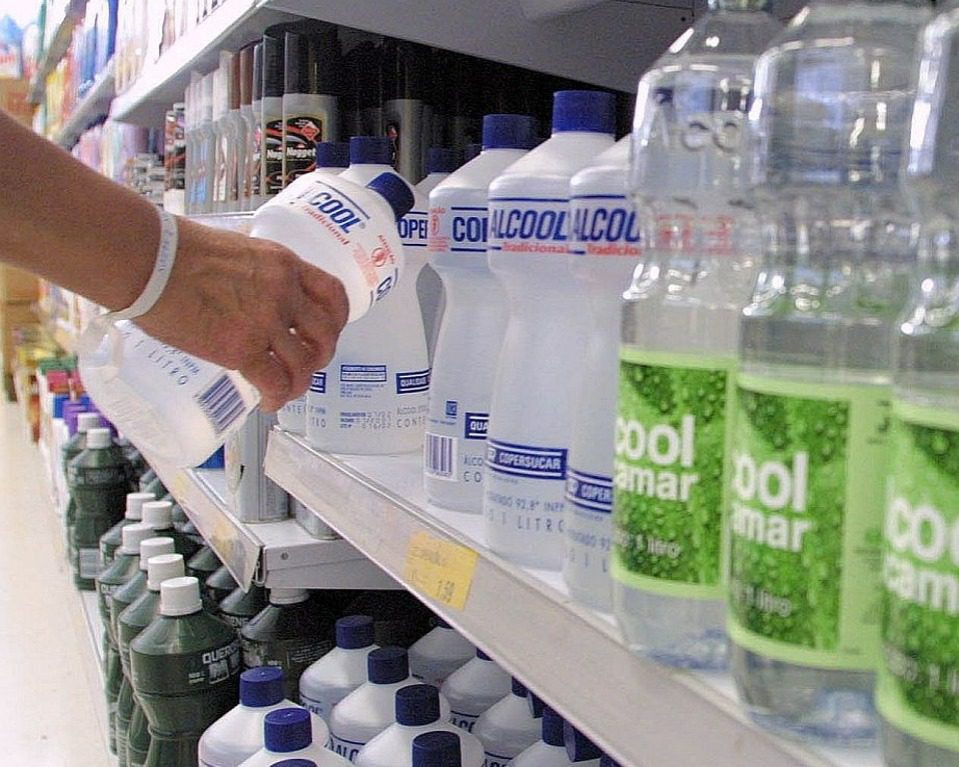 Prestes a ser proibido, álcool 70% ‘some’ das prateleiras em supermercados de João Pessoa