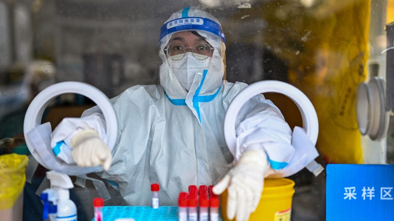 Risco de novas variantes e de falta de insumos médicos: como a onda de Covid na China pode afetar o Brasil