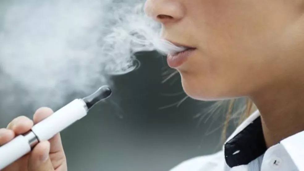 'É como fumar 20 cigarros por dia': os riscos dos cigarros eletrônicos que viraram 'moda' entre jovens e adolescentes