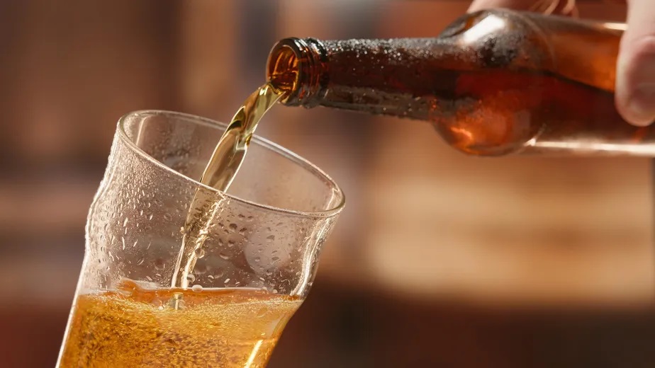Demência: álcool pode reduzir risco ou aumentá-lo, a depender da quantidade de doses diárias; saiba quanto é benéfico