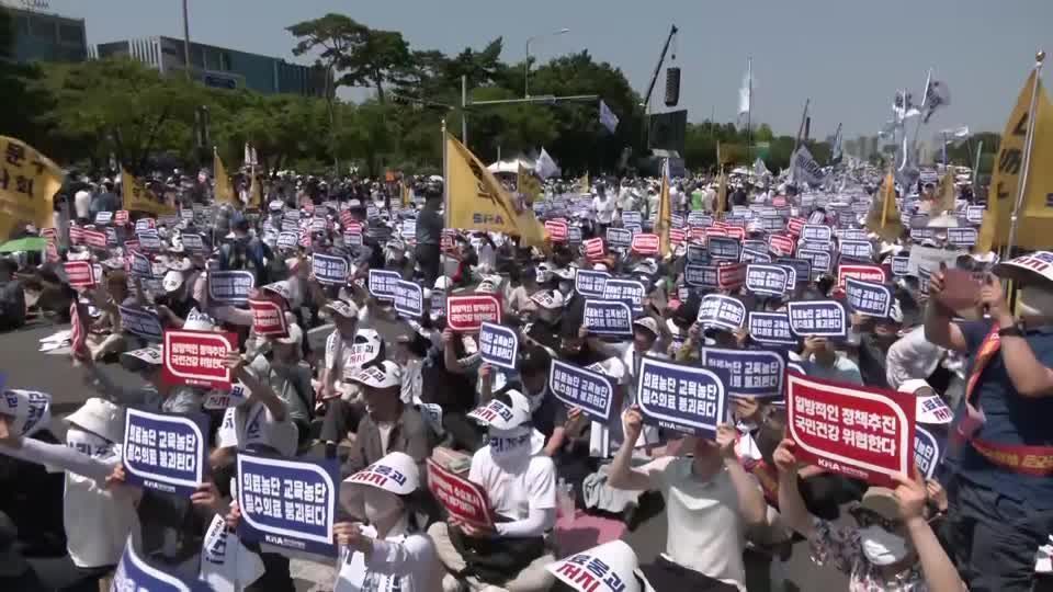  Médicos protestam contra ampliação de cursos de medicina na Coreia do Sul 