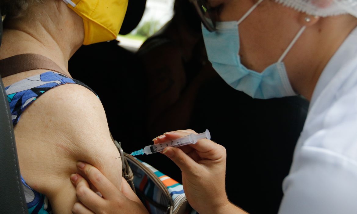 Ministério da Saúde reduz de 5 para 4 meses intervalo de dose de reforço contra Covid-19