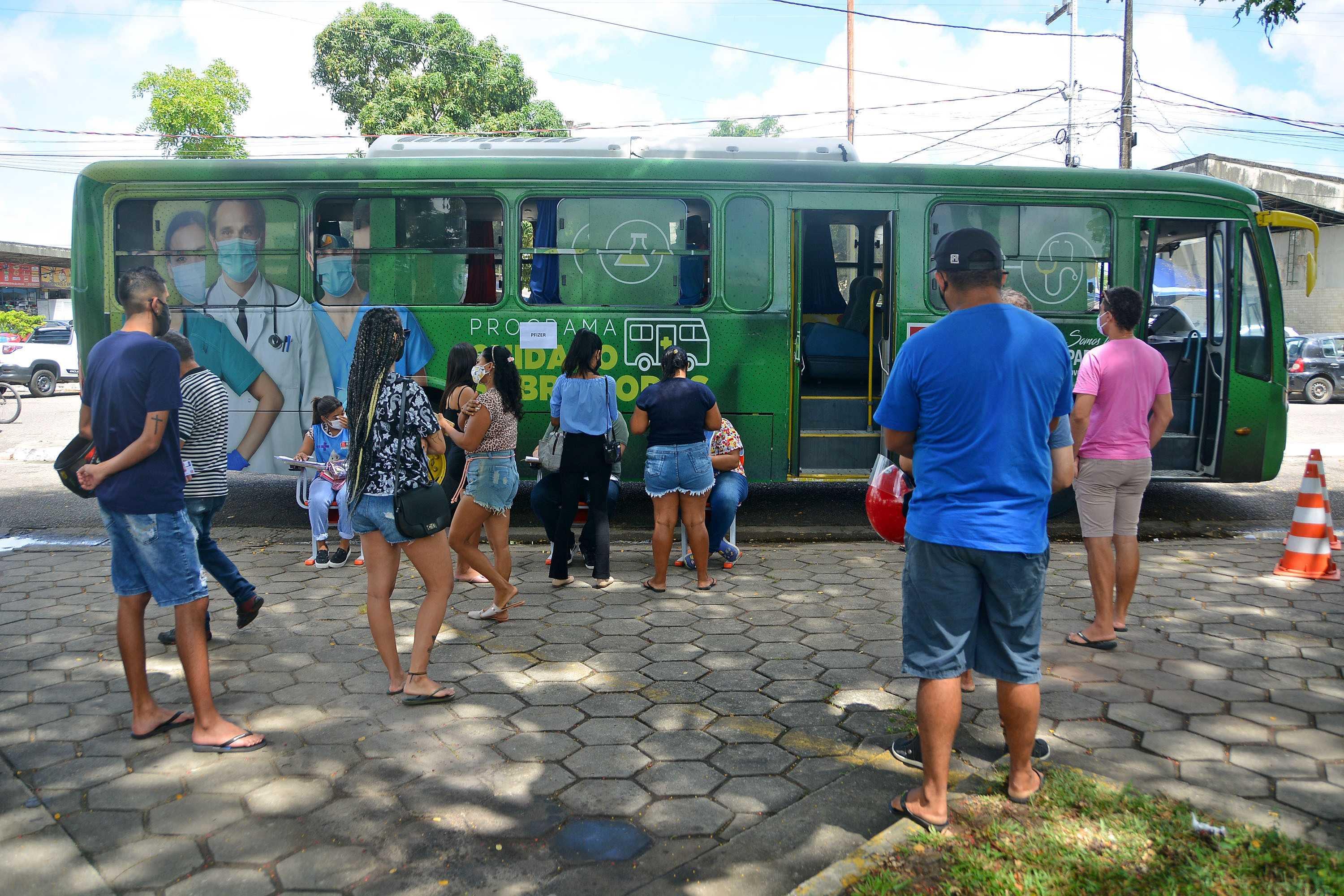 Prefeitura vacina todos os públicos e segue com ônibus itinerante em dois pontos de João Pessoa