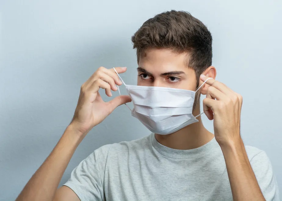 Pessoas que se consideram feias são mais propensas a continuar usando máscaras, mostra estudo