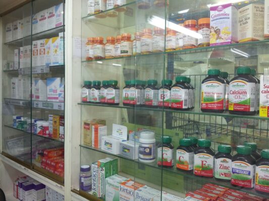 Comissão do Senado aprova projeto de Efraim Filho, que permite venda de remédios em supermercados