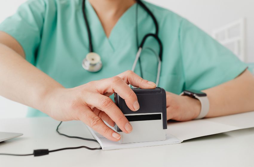  Câmara aprova exigência de documentação do médico para encomendar carimbo ou receituário 