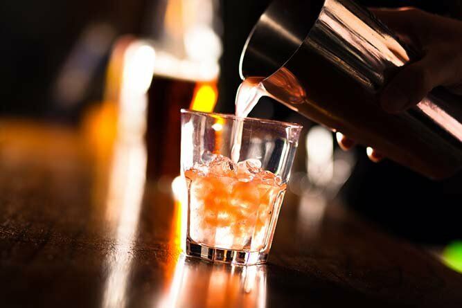 Número de casos de intoxicação por metanol após ingestão de bebidas adulteradas registrados no Brasil sobe para 113, diz Ministério da Saúde