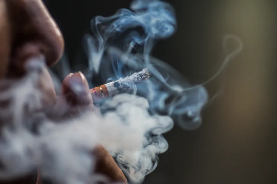 Fumar aumenta o risco de doenças e infecções virais, incluindo Covid-19