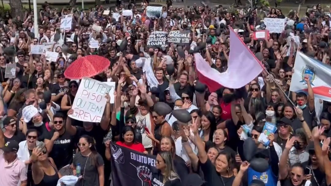 Protesto reúne cerca de 1.500 enfermeiros em defesa do piso salarial da categoria no centro de João Pessoa