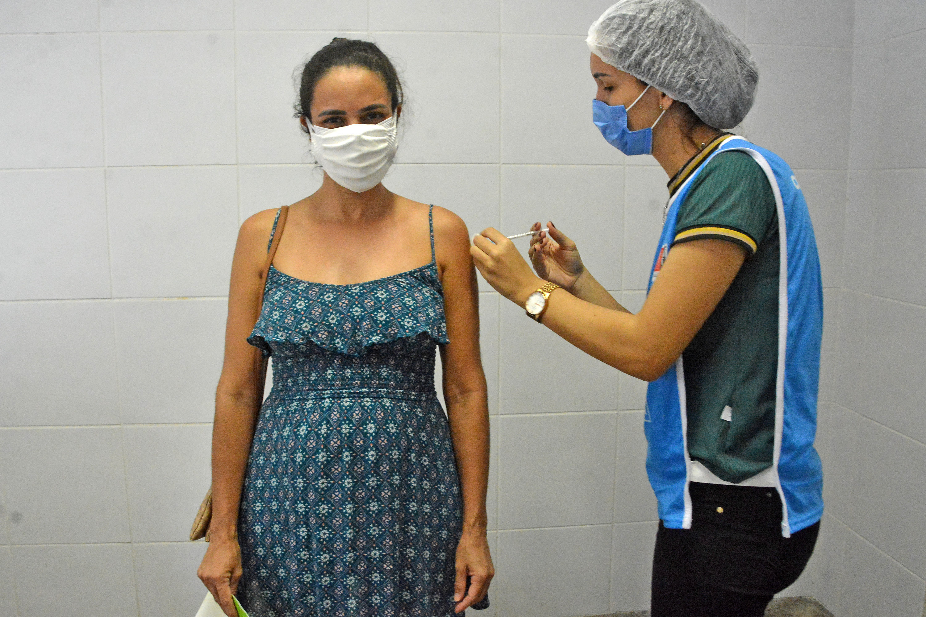 Prefeitura oferta vacina contra Covid-19 e alerta sobre a importância de completar o esquema vacinal