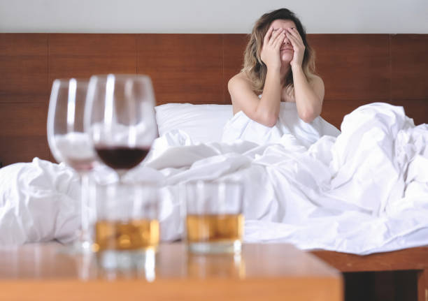 Acordou de ressaca? Veja o que comer e beber após exageros etílicos