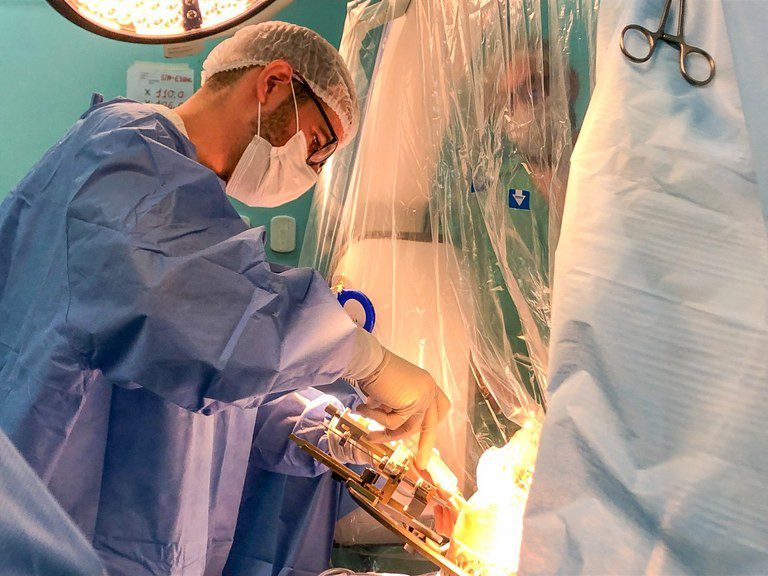 Hospital de Trauma realiza primeira cirurgia de estimulação cerebral profunda em Campina Grande