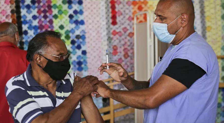 São Paulo aplicará 4ª dose contra Covid em pessoas com 80 anos ou mais a partir de segunda