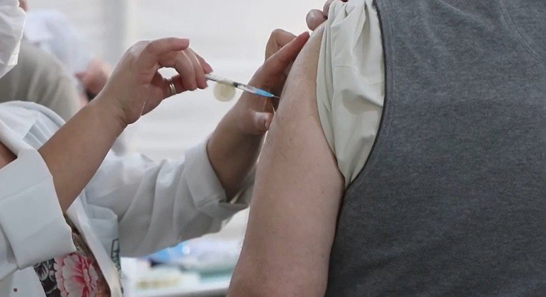Idosos acima de 60 anos receberão dose de reforço contra a Covid