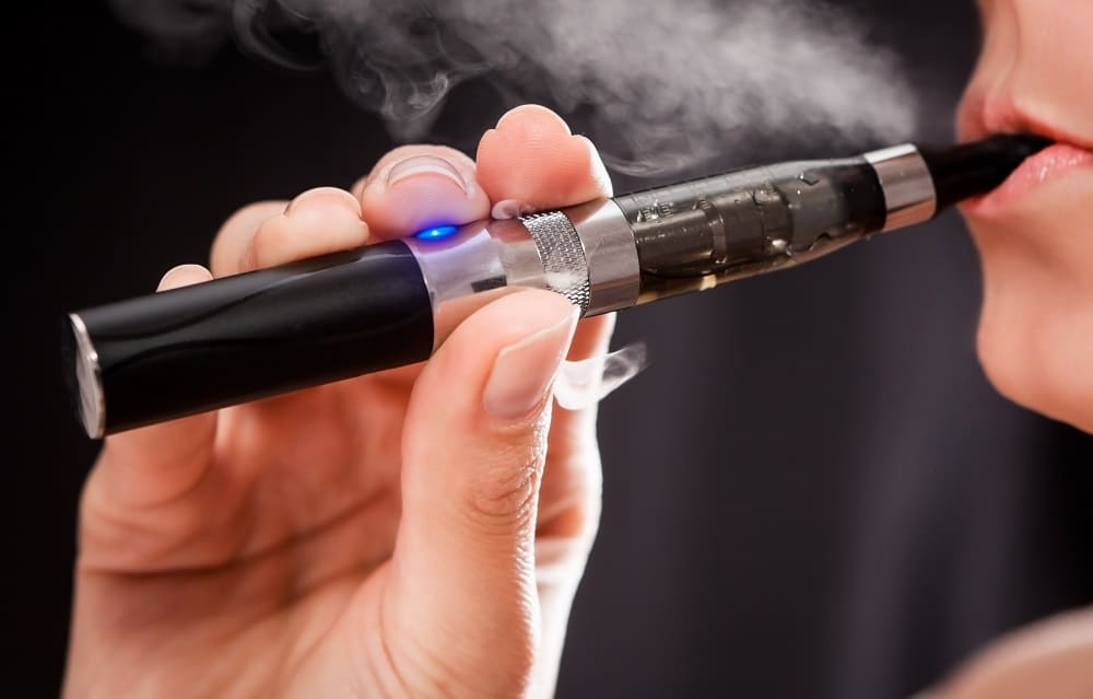 Mesmo com venda proibida no Brasil, mais de 19% dos jovens até 24 anos usa cigarros eletrônicos no país