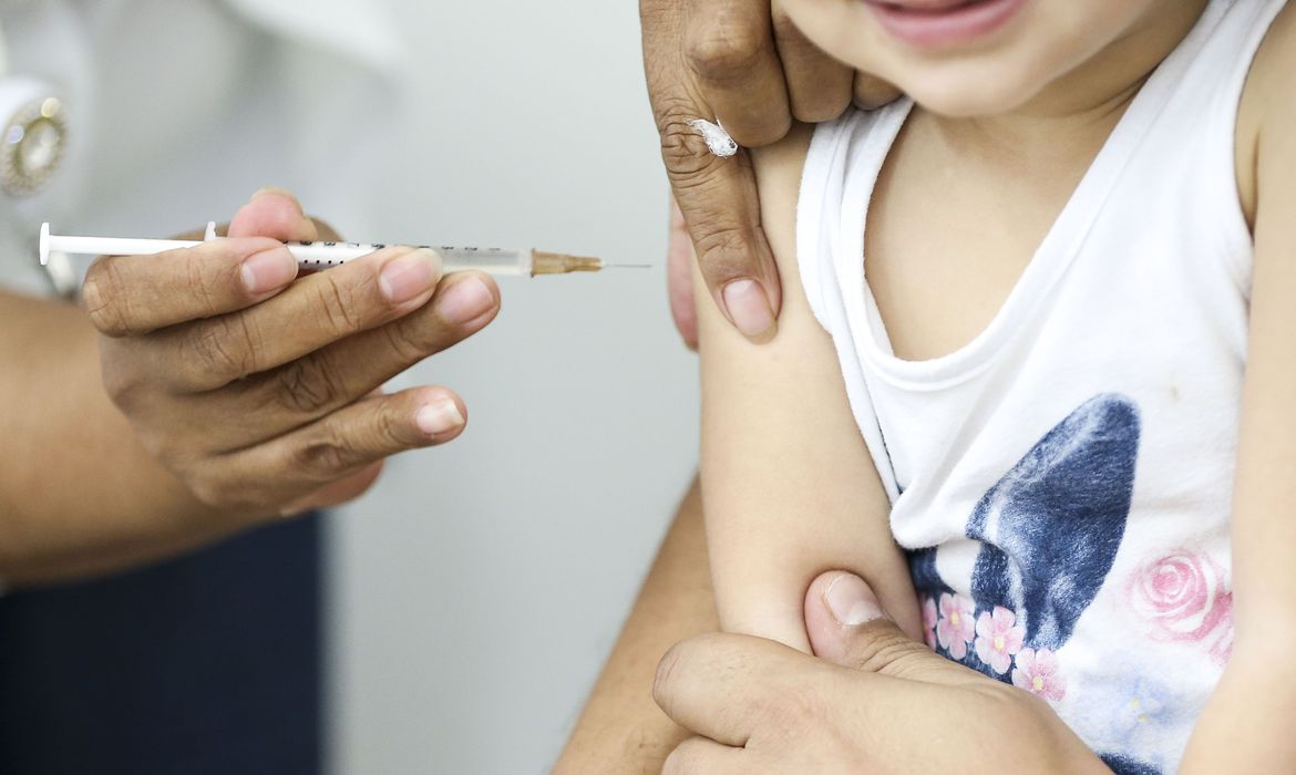Vacinação infantil tem a maior queda contínua dos últimos 30 anos