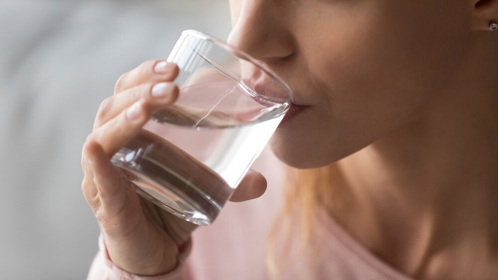 Beber água melhora do foco, disposição, mas quantidade varia de acordo com o peso 