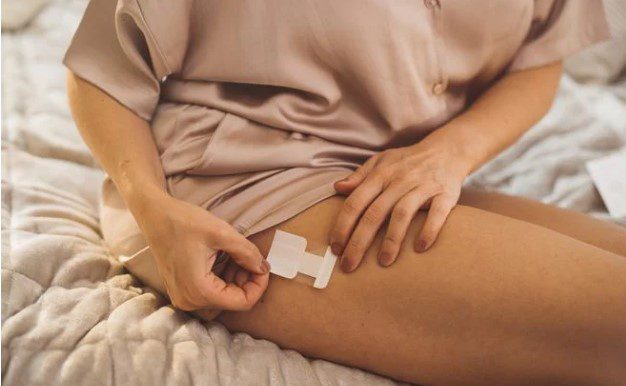 Adesivo de reposição hormonal tem mudado a vida de mulheres na menopausa