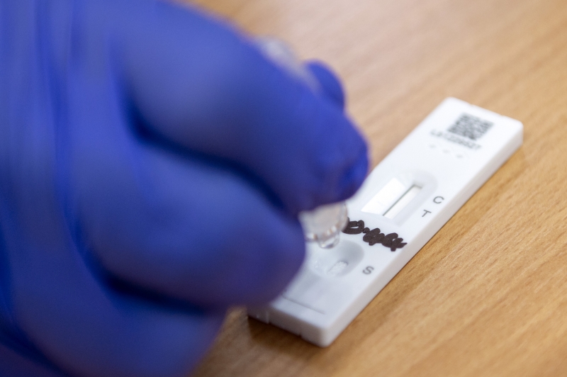 Número de testes positivos para Covid fica abaixo de 10 mil por semana em farmácias