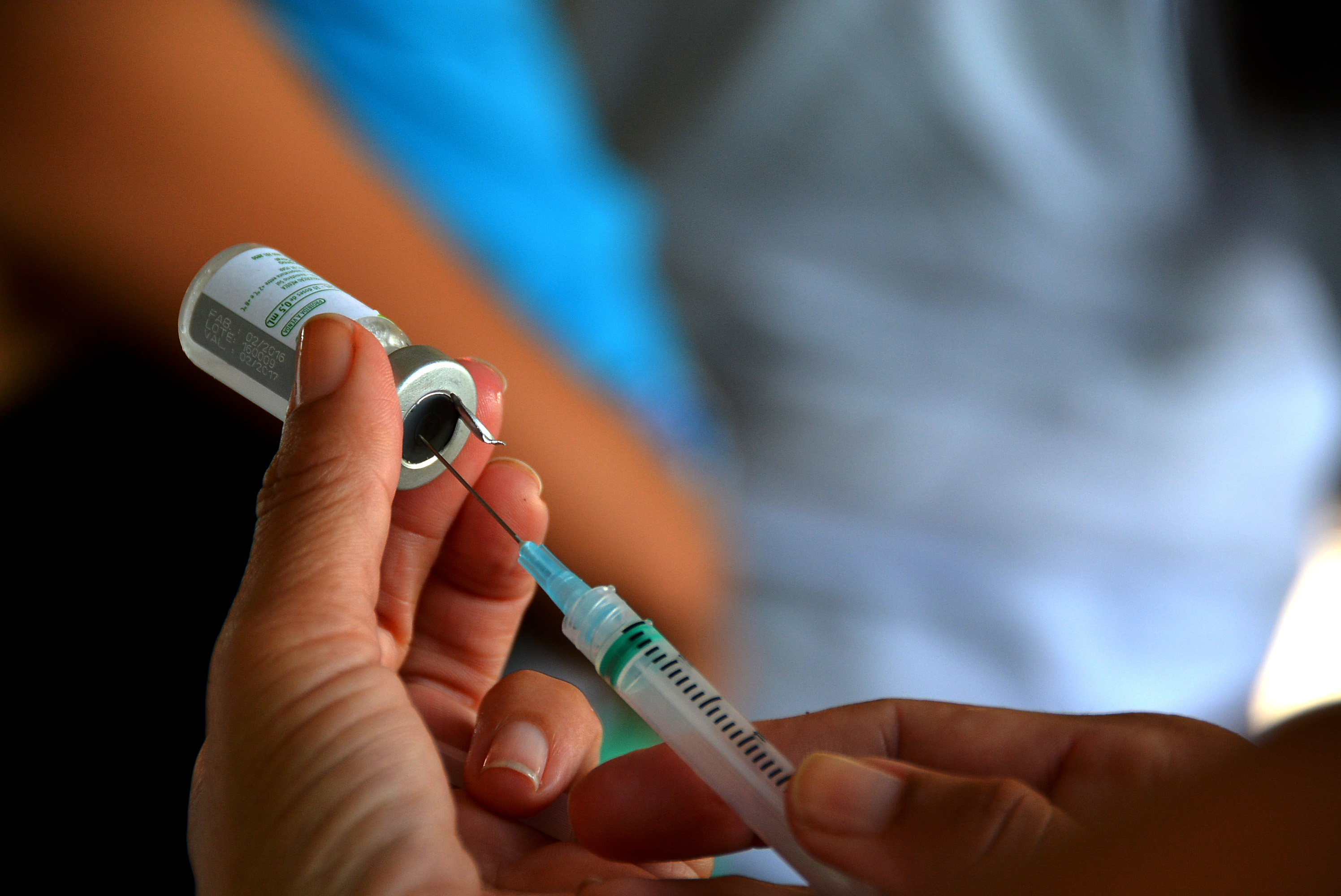 Postos funcionam até as 22h neste sábado para vacinação de crianças, adolescentes e adultos