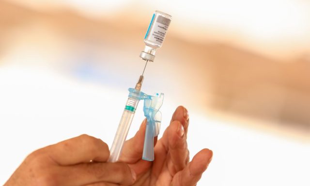 Covid-19: vacina da AstraZeneca chega às clínicas particulares; veja condições e preços